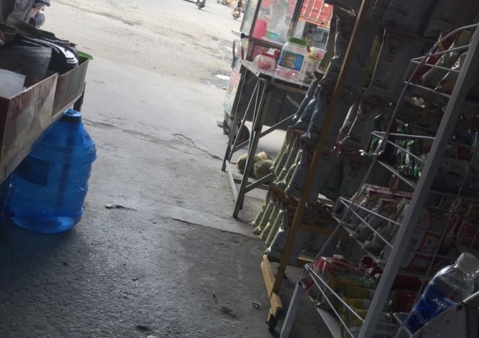 SANG NHƯỢNG CỬA HÀNG TẠP HÓA GẦN TRƯỜNG HỌC TẠI NGÃ 3 KÍNH NỔI, DĨ AN, BÌNH DƯƠNG.