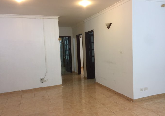 Cho thuê Chung cư 27 Huỳnh Thúc Kháng, căn 3 ngủ, 140m2, chỉ có nóng lạnh + tủ bếp, 10 triệu/tháng. LH 0377983070