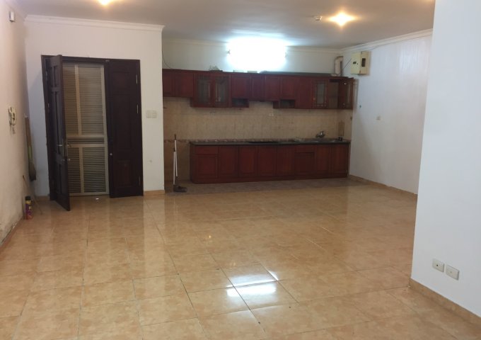 Cho thuê Chung cư 27 Huỳnh Thúc Kháng, căn 3 ngủ, 140m2, chỉ có nóng lạnh + tủ bếp, 10 triệu/tháng. LH 0377983070