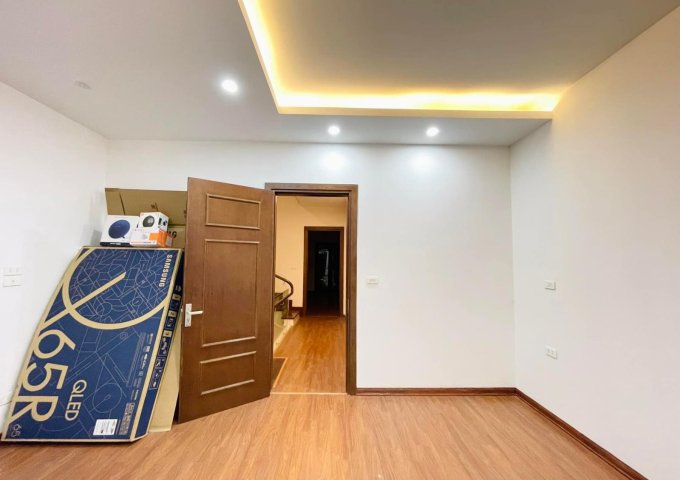 Bán nhà Mặt Phố Ô Chợ Dừa, Đống Đa 62m, 3 tầng, mặt tiền 4.2m, sổ vuông đẹp-27.5 tỷ