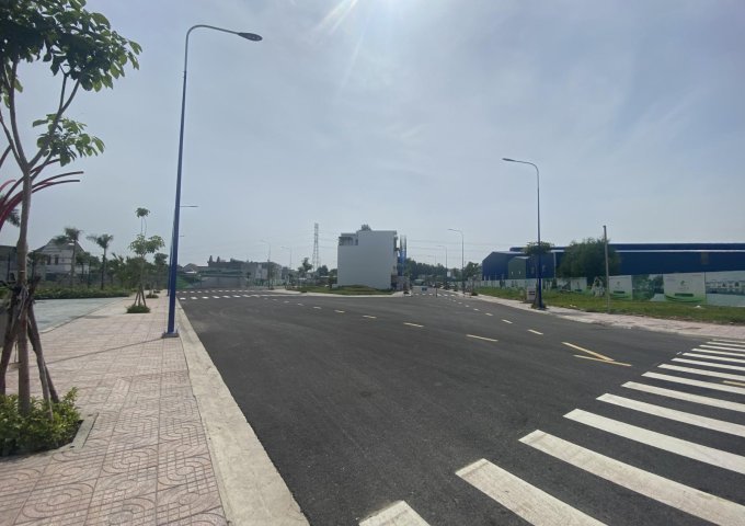 Bán nhà phố sang trọng mặt tiền đường 22m, khu Compund trung tâm Thuận An chỉ cần 350 triệu
