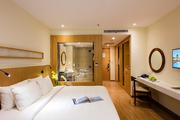 Cho thuê 400m2 khách sạn đạt chuẩn 4 sao với 100 phòng mặt tiền Thùy Vân 