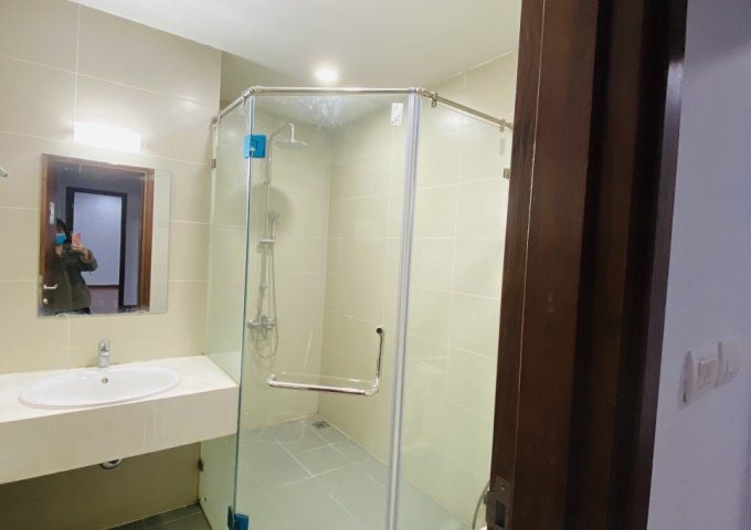 Cho thuê Chung cư Việt Đức Khuất Duy Tiến, 3 phòng ngủ 2vs, 137m2, đồ cơ bản, 14 triệu/tháng. LH: 0377983070