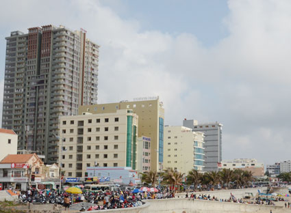 Cần bán khách sạn 25 phòng, đường Trần Qúy Cáp khu cách biển 100m.