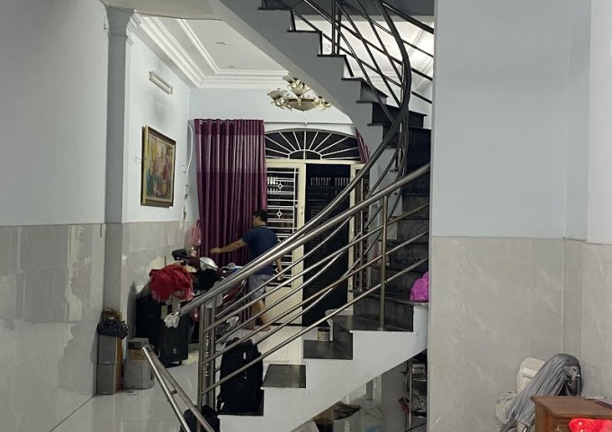 Bán nhà mặt tiền Q. Phú Nhuận, dt 60m2, 3 lầu, xe hơi ngủ trong nhà.