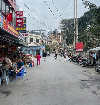Đón sóng hầm Cửa Lục, tôi cần bán nhà 3 tầng trung tâm khu du lịch Bãi Cháy, chỉ 150m ra đến biển.