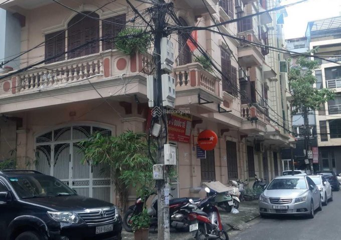 Cho thuê ngôi nhà 80m2x4T, 3 mặt tiền khu chia lô Hoàng Quốc Việt, ô tô đậu xung quanh 24/24h phù hợp văn phòng. Giá 24tr/ tháng.