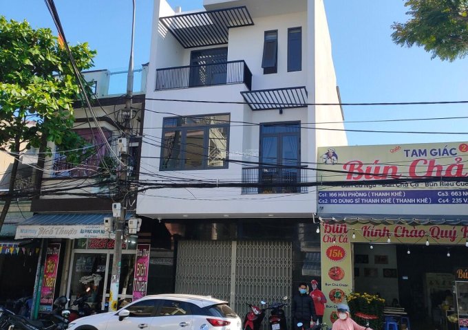 Bán nhà 3 tầng mặt tiền đường Dũng Sĩ Thanh Khê Đà Nẵng Giá sụp hầm 9 tỷ 5.
Đối diện Trường cao đẳng thương mại, thích hợp mua đầu tư- kinh doanh...mua nhanh không hết
