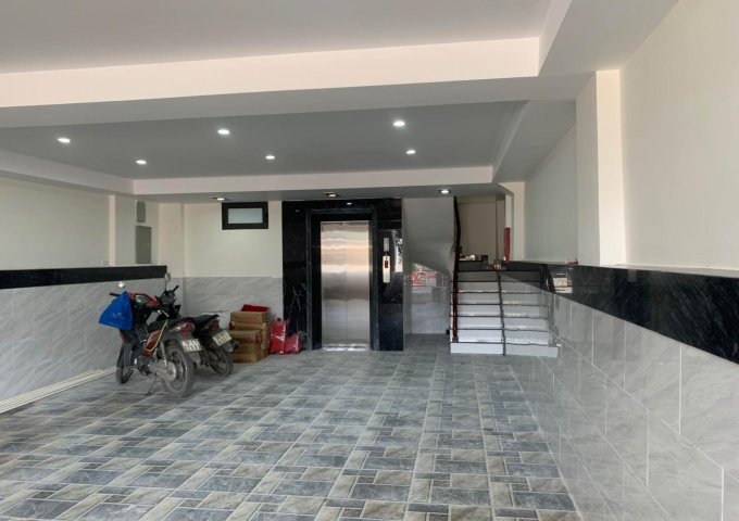 Cho thuê nhà mặt phố Cầu Giấy, 102mx 8T làm thẩm mỹ, showroom, văn phòng