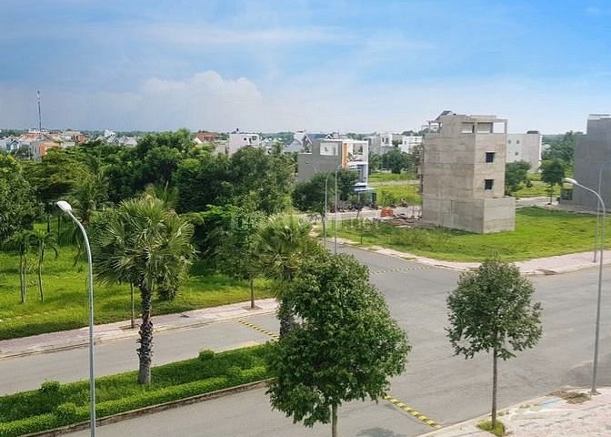 Bán nhà Nhà Phố 1 trệt 1 lầu 1 tum, diện tích rộng rãi gần trường Tiểu Học Lê Văn Lương, đường xe hơi 12m