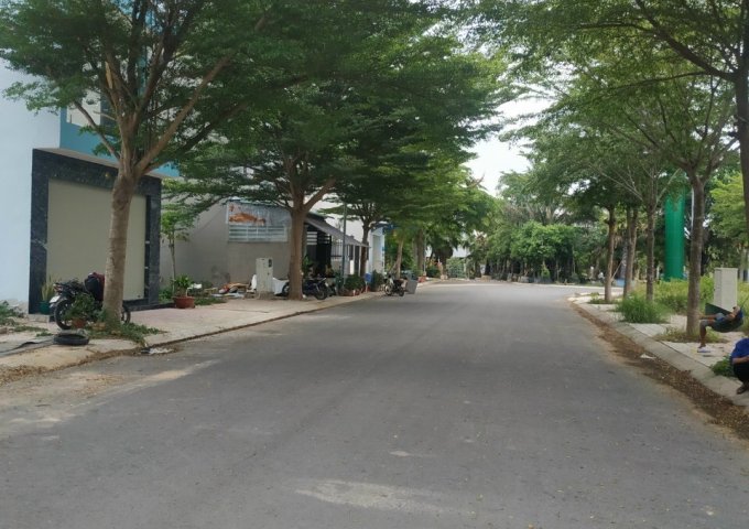 Bán nhà Nhà Phố 1 trệt 1 lầu 1 tum, diện tích rộng rãi gần trường Tiểu Học Lê Văn Lương, đường xe hơi 12m