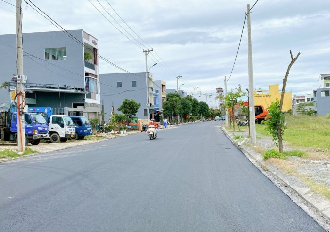 Đường thông Lê Quảng Chí kẹp giữa 2 nhà, Hòa Xuân, Đà Nẵng 