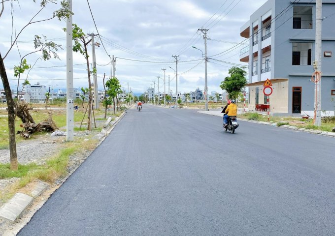 Đường thông Lê Quảng Chí kẹp giữa 2 nhà, Hòa Xuân, Đà Nẵng 