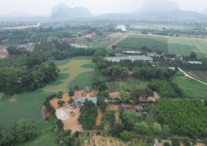Cần bán lô đất tuyệt đẹp, bám hồ tại Lạc Thủy. DT 3400m 400m ont có sẵn nhà và cây ăn quả trên đất