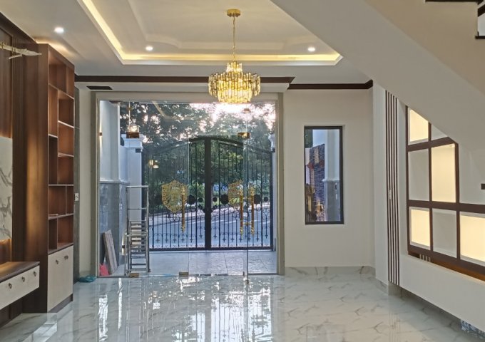 Cần bán nhà phố 3 tầng ngay trung tâm thành phố, nơi nhộn nhịp và sầm uất bậc nhất  Phan Rang.