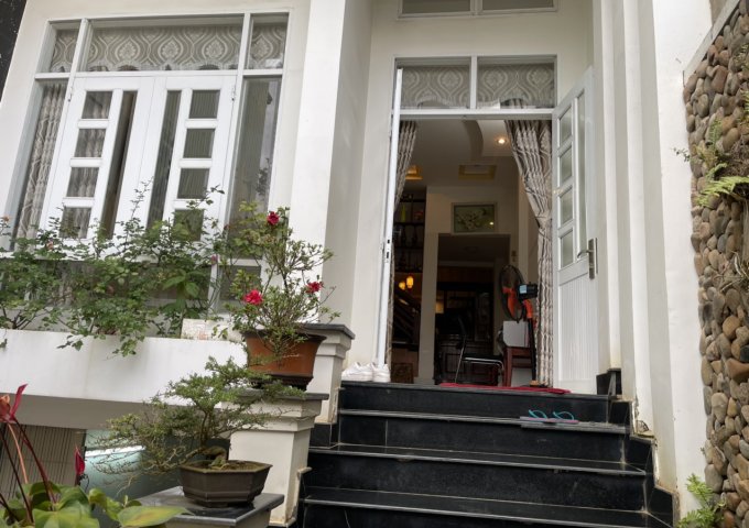 Chính chủ đứng bán căn nhà 3 tầng mặt tiền đẹp tại Đường Lý Thái Tổ, Phường Yên Đỗ, Thành phố Pleiku, Gia Lai