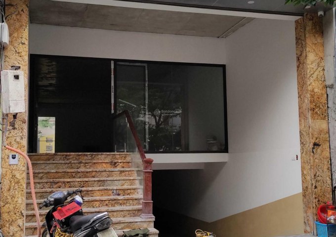 Chính chủ cho thuê nhà mới xây mặt phố Minh Khai làm showroom, văn phòng. DT 120m2 x 4 tầng thông sàn, có hầm.