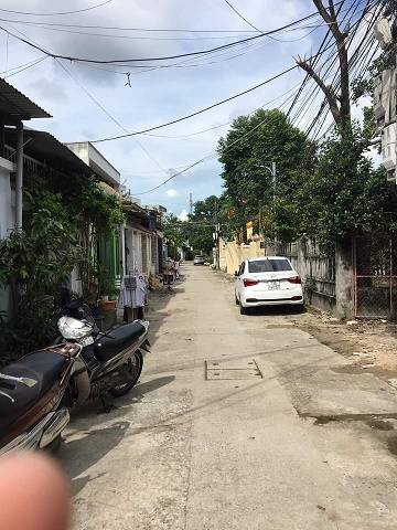 Cần Đất bán,nằm kẹp giữa 2 căn biệt thự đang thi công,sau lưng đại học duy tân K44 /70 Đà Sơn , Đà Nẵng