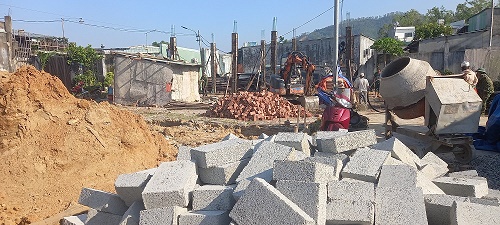 Cần Đất bán,nằm kẹp giữa 2 căn biệt thự đang thi công,sau lưng đại học duy tân K44 /70 Đà Sơn , Đà Nẵng