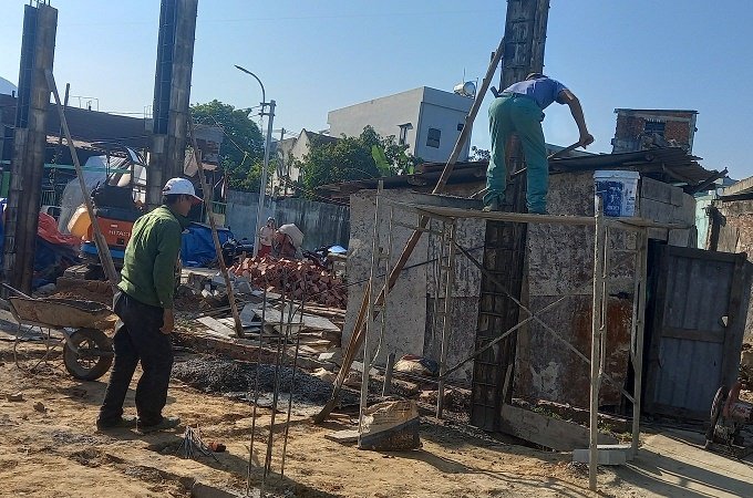 Cần Đất bán,nằm kẹp giữa 2 căn biệt thự đang thi công,sau lưng đại học duy tân K44 /70 Đà Sơn , Đà Nẵng