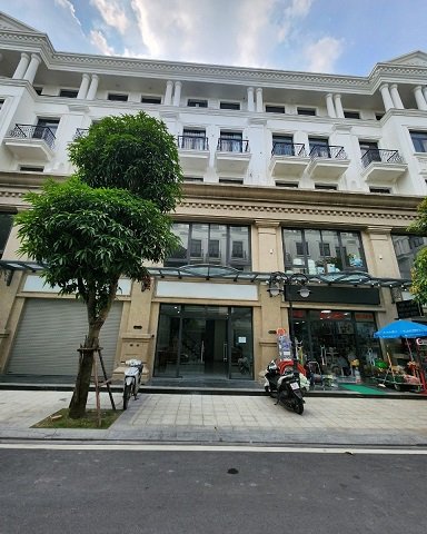 CHÍNH CHỦ BÁN SHOPHOUSE ĐÃ HOÀN THIỆN FULL NỘI THẤT (ĐỐI DIỆN CỔNG ĐẠI HỌC VINUNI) - CHỈ VIỆC XÁCH VALI VỀ Ở