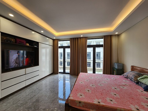 CHÍNH CHỦ BÁN SHOPHOUSE ĐÃ HOÀN THIỆN FULL NỘI THẤT (ĐỐI DIỆN CỔNG ĐẠI HỌC VINUNI) - CHỈ VIỆC XÁCH VALI VỀ Ở