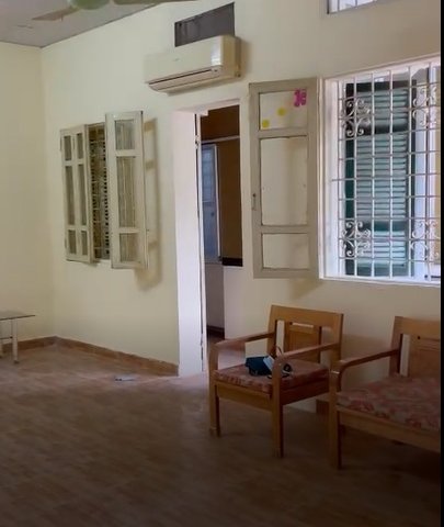 Cần bán nhà CĂN HỘ TẬP THỂ, TẦNG 4, Phố Vọng Hà, Quận Hoàn kiếm, Hà Nội, rất thuận tiện đi lại