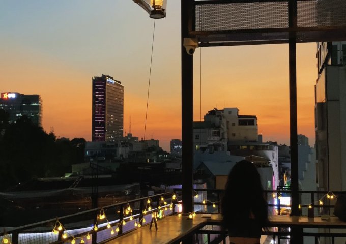 CẦN CHO THUÊ HOẶC SANG NHƯỢNG LẠI QUÁN ROOFTOP TẠI QUẬN 1