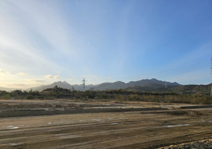 Mỏ đất đẹp 30ha mặt tiền đường Cao Tốc chỉ 5xx triệu/ha - LH 0931459258