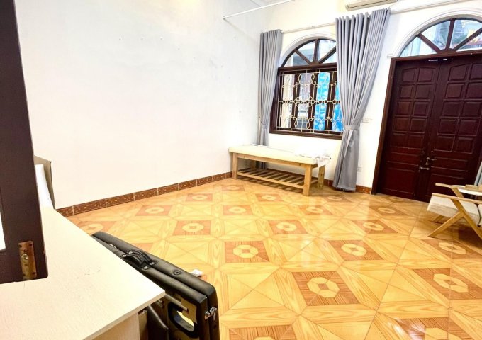 Tôi cần cho thuê lâu dài nhà 4 tầng đã làm nội thất rất đẹp để phục vụ kinh doanh