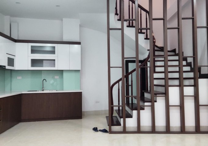 Bán nhà 132 phố Cầu Giấy,Dương Quảng Hàm 40 m2 x 5 t mới tinh giá 5 tỷ hơn   