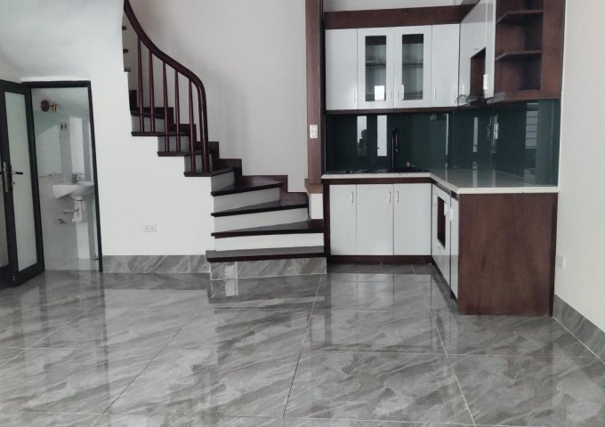 Bán nhà 132 phố Cầu Giấy,Dương Quảng Hàm 40 m2 x 5 t mới tinh giá 5 tỷ hơn   