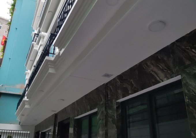 Bán nhà 132 phố Cầu Giấy,Dương Quảng Hàm 40 m2 x 5 t mới tinh giá 5 tỷ hơn   
