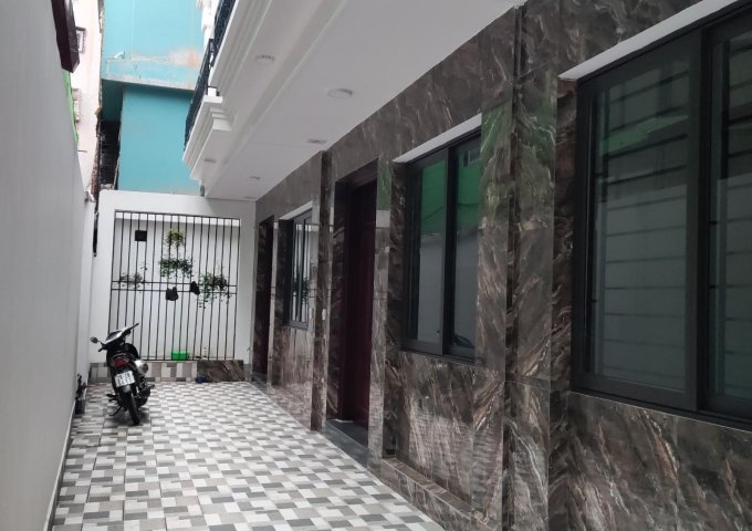 Bán nhà 132 phố Cầu Giấy,Dương Quảng Hàm 40 m2 x 5 t mới tinh giá 5 tỷ hơn   