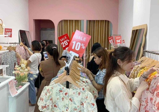 Chính chủ sang nhượng Shop thời trang mặt phố số 76 Phạm Ngọc Thạch, Đống Đa, Hà Nội.