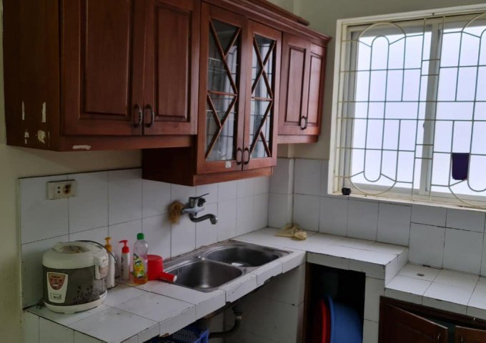 Gia đình có căn tập thể gần ĐH Ngoại Thương, HV Ngoại Giao, gần các Bệnh viện lớn.