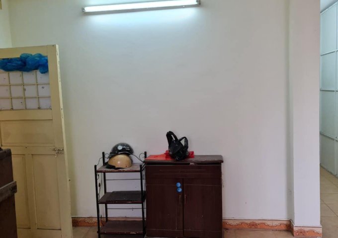 Gia đình có căn tập thể gần ĐH Ngoại Thương, HV Ngoại Giao, gần các Bệnh viện lớn.