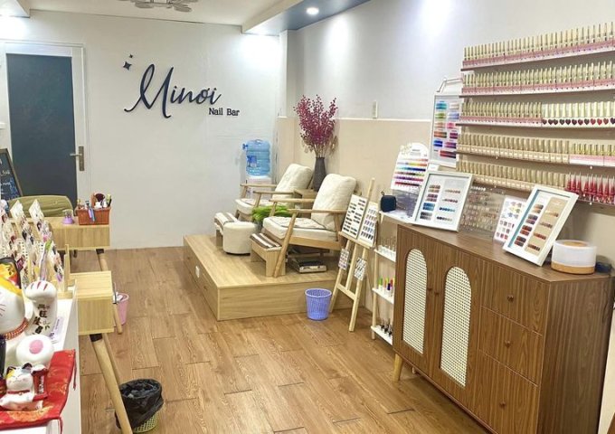 Cần sang nhượng tiệm Nail khu vực quận 10 đường Đào Duy Từ. Khu vực trường Đại Học đông đúc