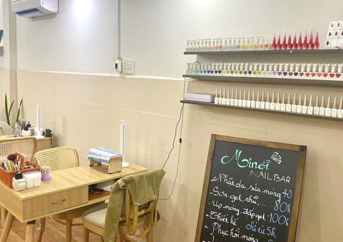 Cần sang nhượng tiệm Nail khu vực quận 10 đường Đào Duy Từ. Khu vực trường Đại Học đông đúc