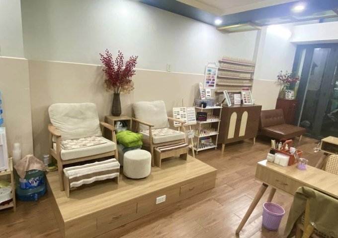 Cần sang nhượng tiệm Nail khu vực quận 10 đường Đào Duy Từ. Khu vực trường Đại Học đông đúc