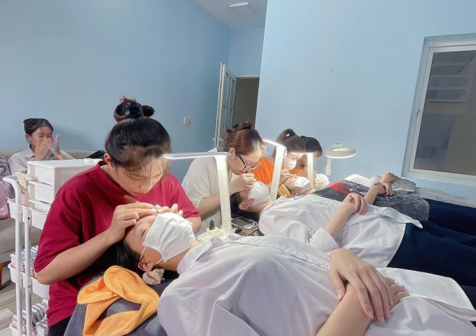 MÌNH MỞ PHUN XĂM DƯ 2 TẦNG CẦN TÌM NGƯỜI GHÉP SPA HOẶC MI