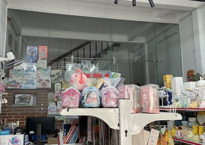 Cần bán hoặc cho thuê. Nhà mặt tiền đường lớn , gần chợ , ở trung tâm thành phố Quy Nhơn