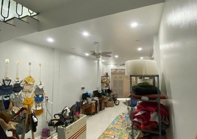 Bán nhà mặt phố Lai Xá, kinh doanh, xe tải, giá 3.9x tỷ