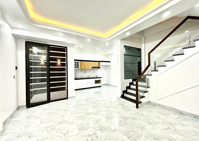 Bán nhà ngõ 299 Ngô Gia Tự 4 tầng mới tinh GIÁ 2.7 tỉ có sân cổng riêng