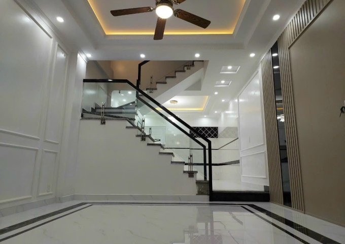 Bán căn nhà Phương Lưu - Đông Hải. Gần Hồ Phương Lưu, trung tâm thương mại BigC, Parson, Doji. 
Bán kính 500m thì không thiếu thứ gì.