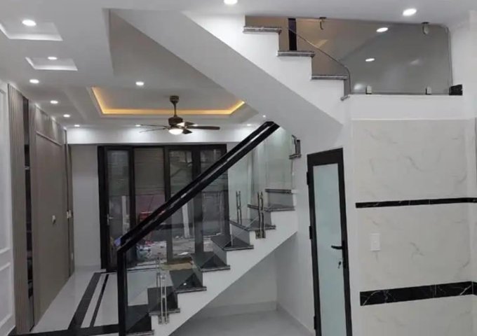 Bán căn nhà Phương Lưu - Đông Hải. Gần Hồ Phương Lưu, trung tâm thương mại BigC, Parson, Doji. 
Bán kính 500m thì không thiếu thứ gì.