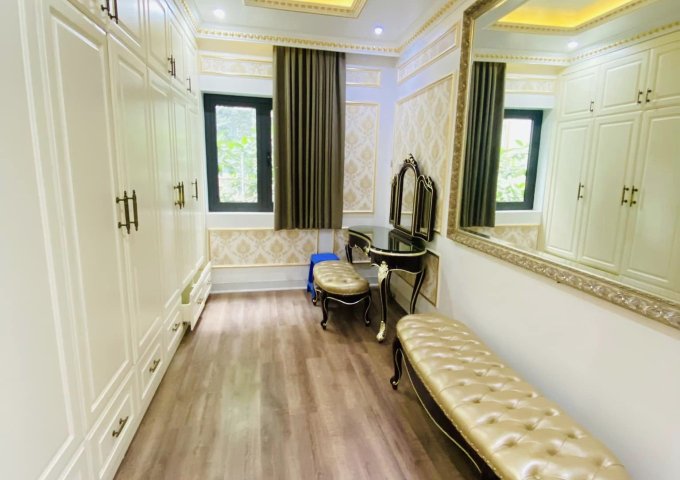 Bán biệt thự KĐT Dịch Vọng, Vị trí đẹp, View công viên, Ô tô tránh, vỉa hè, 268m2, MT 16m, 72 tỷ