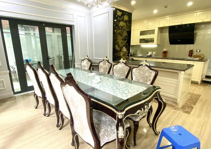 Bán biệt thự KĐT Dịch Vọng, Vị trí đẹp, View công viên, Ô tô tránh, vỉa hè, 268m2, MT 16m, 72 tỷ