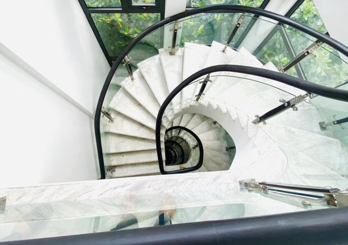 Bán biệt thự KĐT Dịch Vọng, Vị trí đẹp, View công viên, Ô tô tránh, vỉa hè, 268m2, MT 16m, 72 tỷ