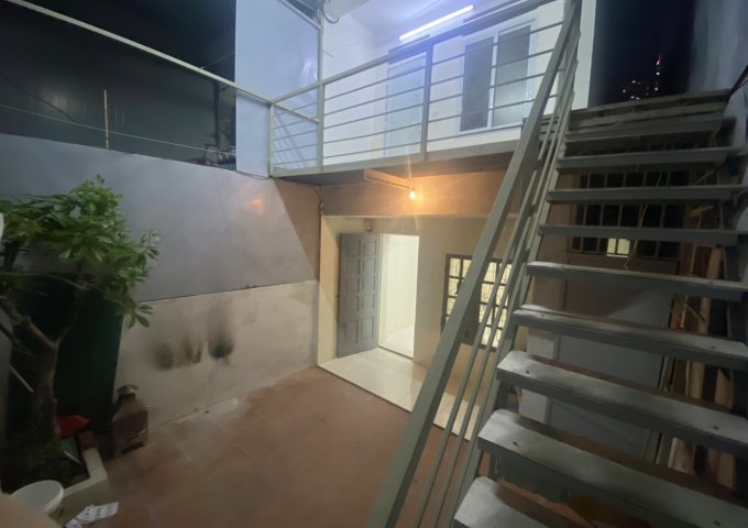 Cho thuê nhà tại Yên Hoà, Cầu Giấy 150m2 3 tầng.